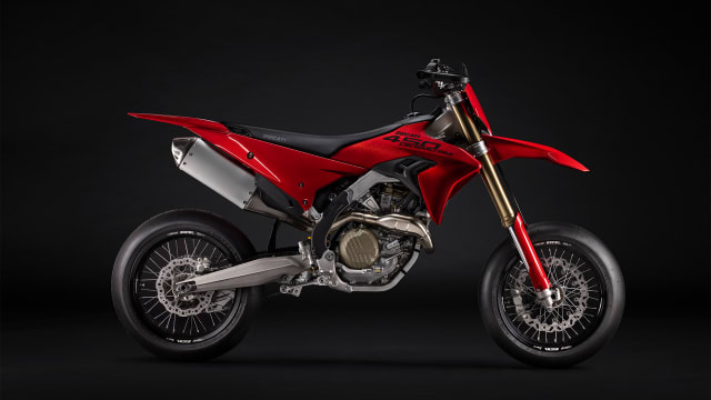 Ducati Desmo450 SM MY27 stuudio külgvaade