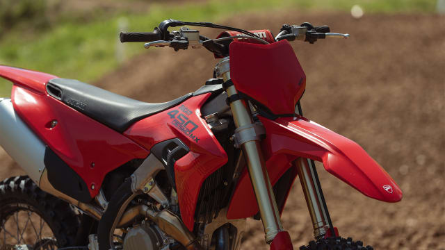 Ducati Desmo450 MX MY27 esiosa ja uue kujunduse detail