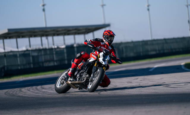Ducati Hypermotard V2 SP galeriipilt 4