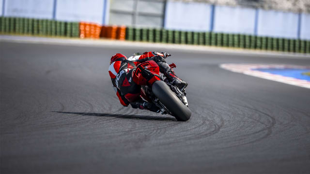 Ducati Panigale V4 MY27 ühine sõidufoto tagantvaates, fotol V4 S