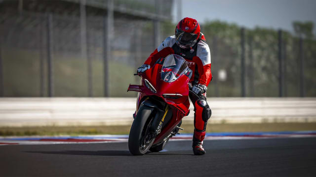 Ducati Panigale V4 MY27 ühine sõidufoto eest-külgvaates, fotol V4 S
