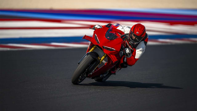 Ducati Panigale V4 S MY27 kurvis