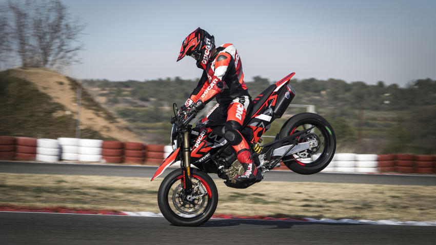 Ducati Hypermotard 698 Mono RVE külgvaade pidurdamisel
