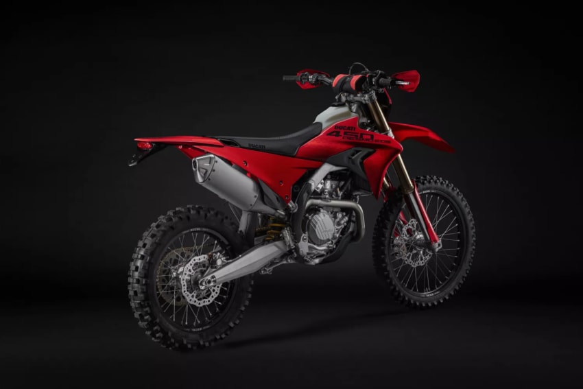 Ducati Desmo450 EDS MY27 tagant külgvaates stuudios