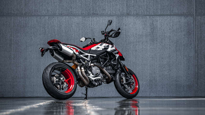 Ducati Hypermotard 950 RVE tagant külgvaates