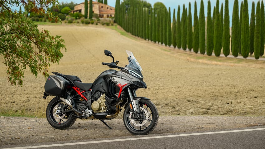 Ducati Multistrada V4 S Grand Tour külgvaates koos kohvritega