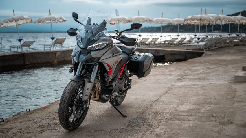 Ducati Multistrada V4 S Grand Tour mere ääres