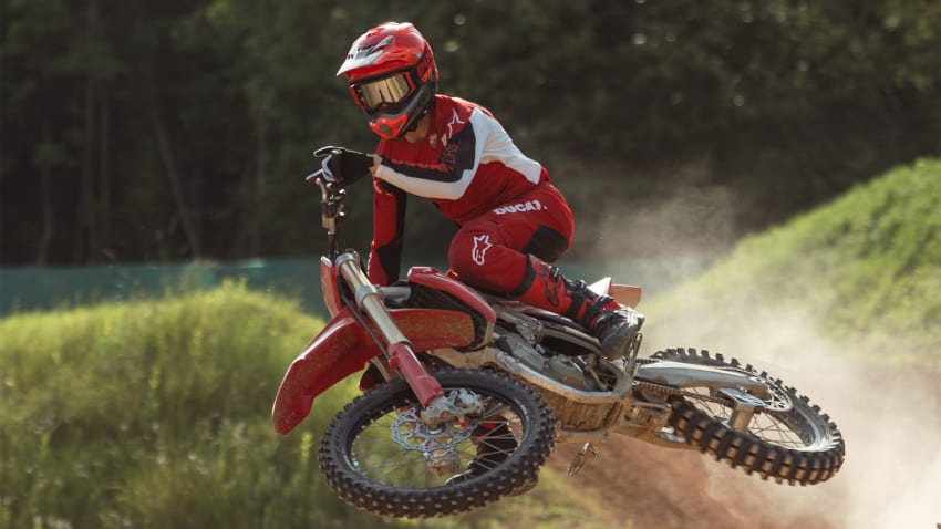 Ducati Desmo450 MX MY27 sõitjaga hüppel