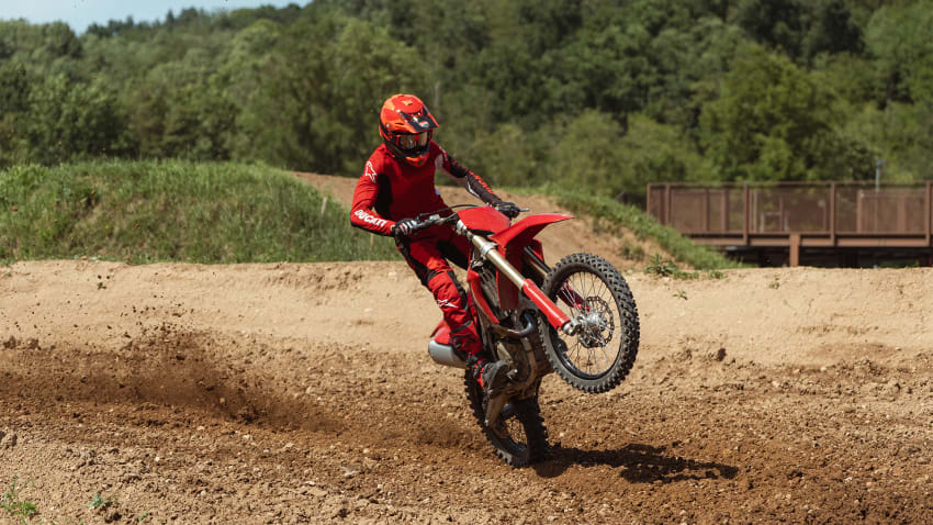 Ducati Desmo450 MX MY27 kiirendamas