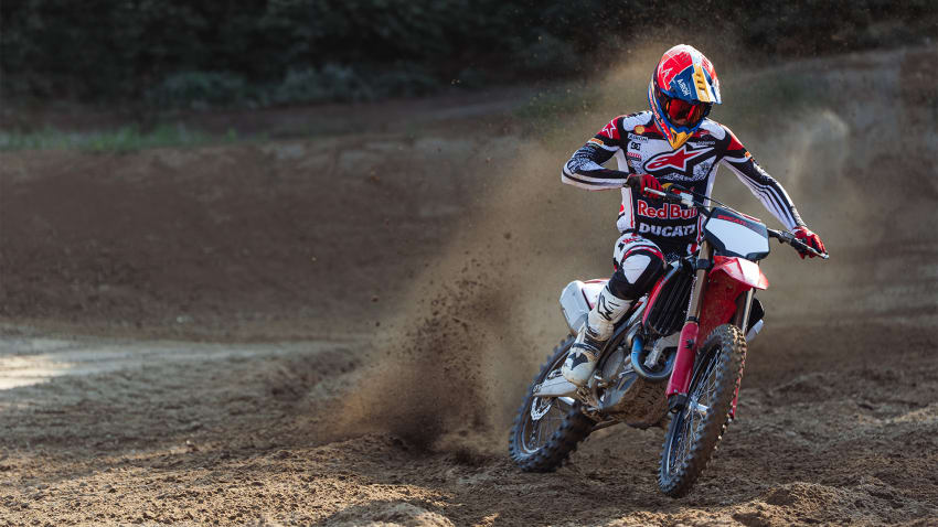 Ducati Desmo450 MX Factory MY27 eestvaates krossirajal
