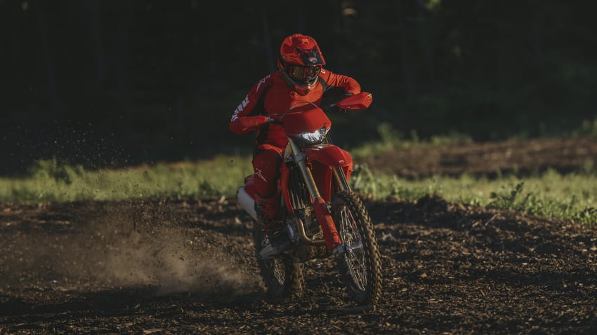 Ducati Desmo450 EDS MY27 eestvaates maastikul