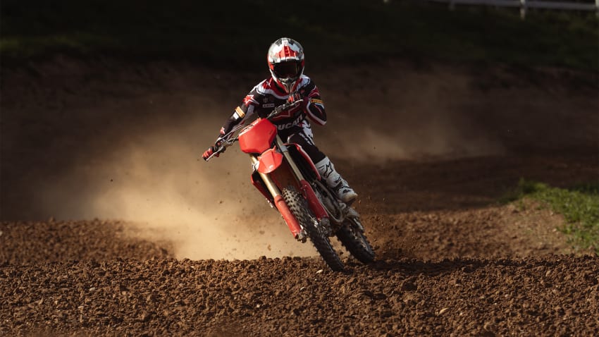 Ducati Desmo250 MX MY27 kurvis eestvaates