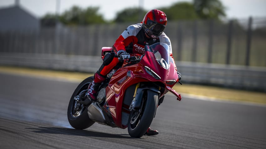 Ducati Panigale V4 S MY27 sõitjaga ringrajal