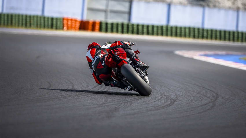 Ducati Panigale V4 MY27 ühine sõidufoto tagantvaates, fotol V4 S