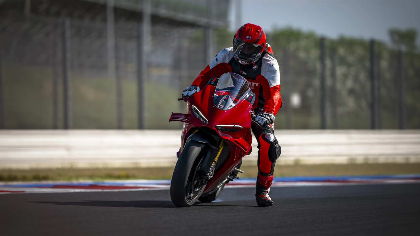 Ducati Panigale V4 MY27 ühine sõidufoto eest-külgvaates, fotol V4 S