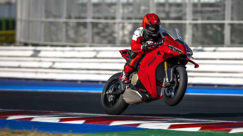 Ducati Panigale V4 S MY27 kiirendamas ringrajal