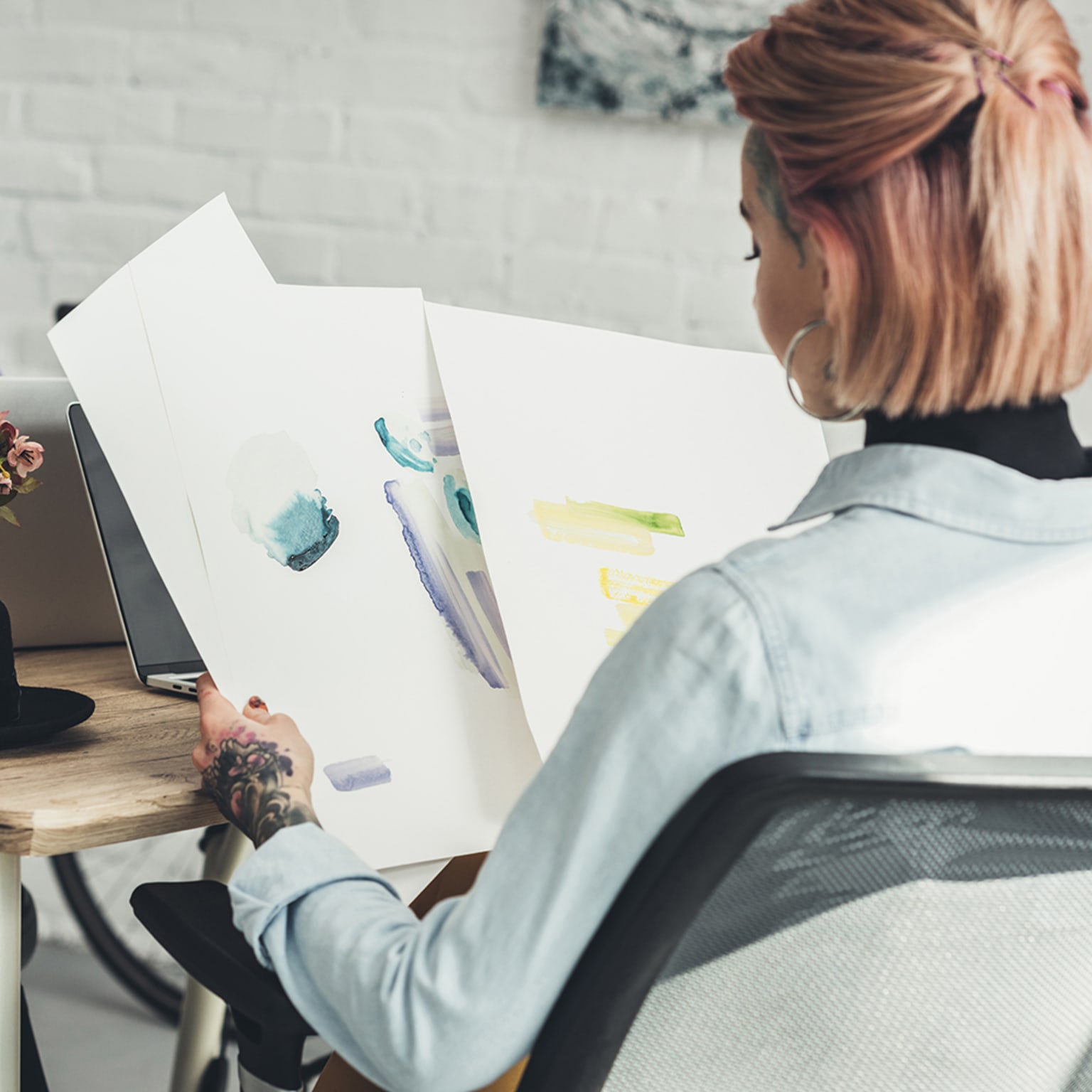 Kunstitegevus karjääri-coaching'u protsessis — käed loomas ja paberil nähtavaks muutuvad kujundid.