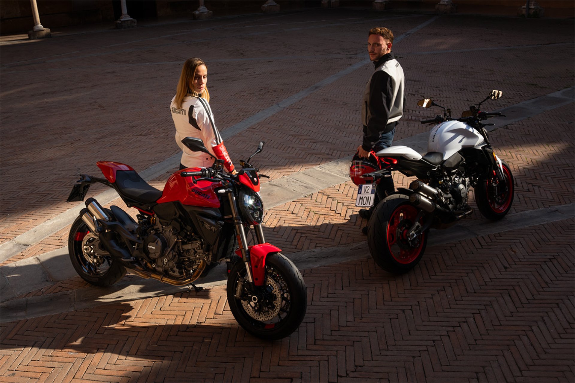 Ducati Monster V2 galeriipilt 1