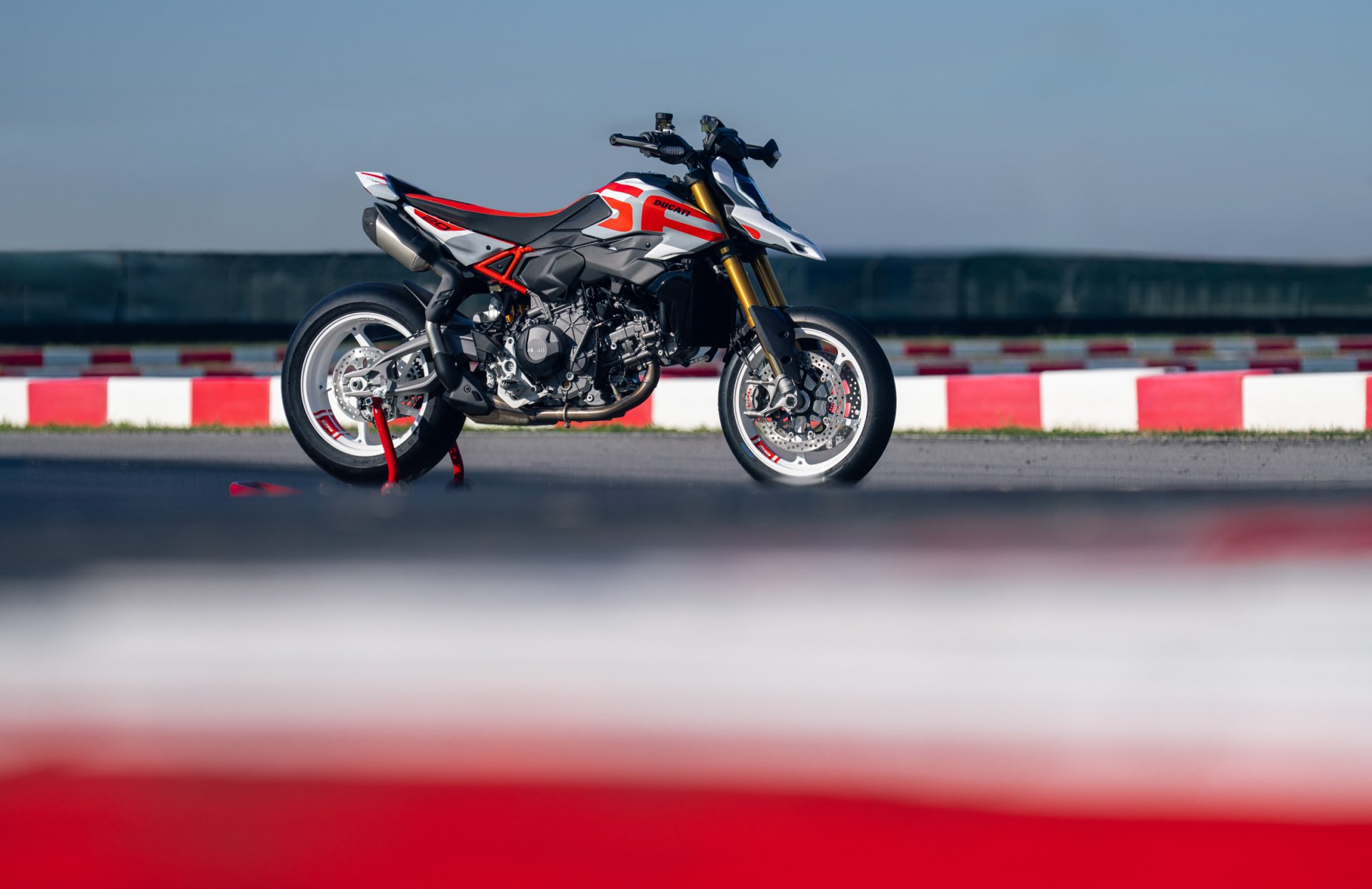 Ducati Hypermotard V2 SP galeriipilt 3