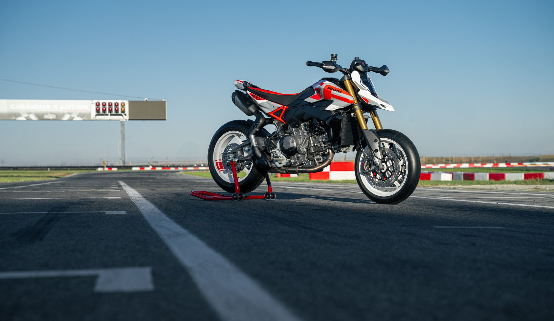 Ducati Hypermotard V2 SP galeriipilt 1