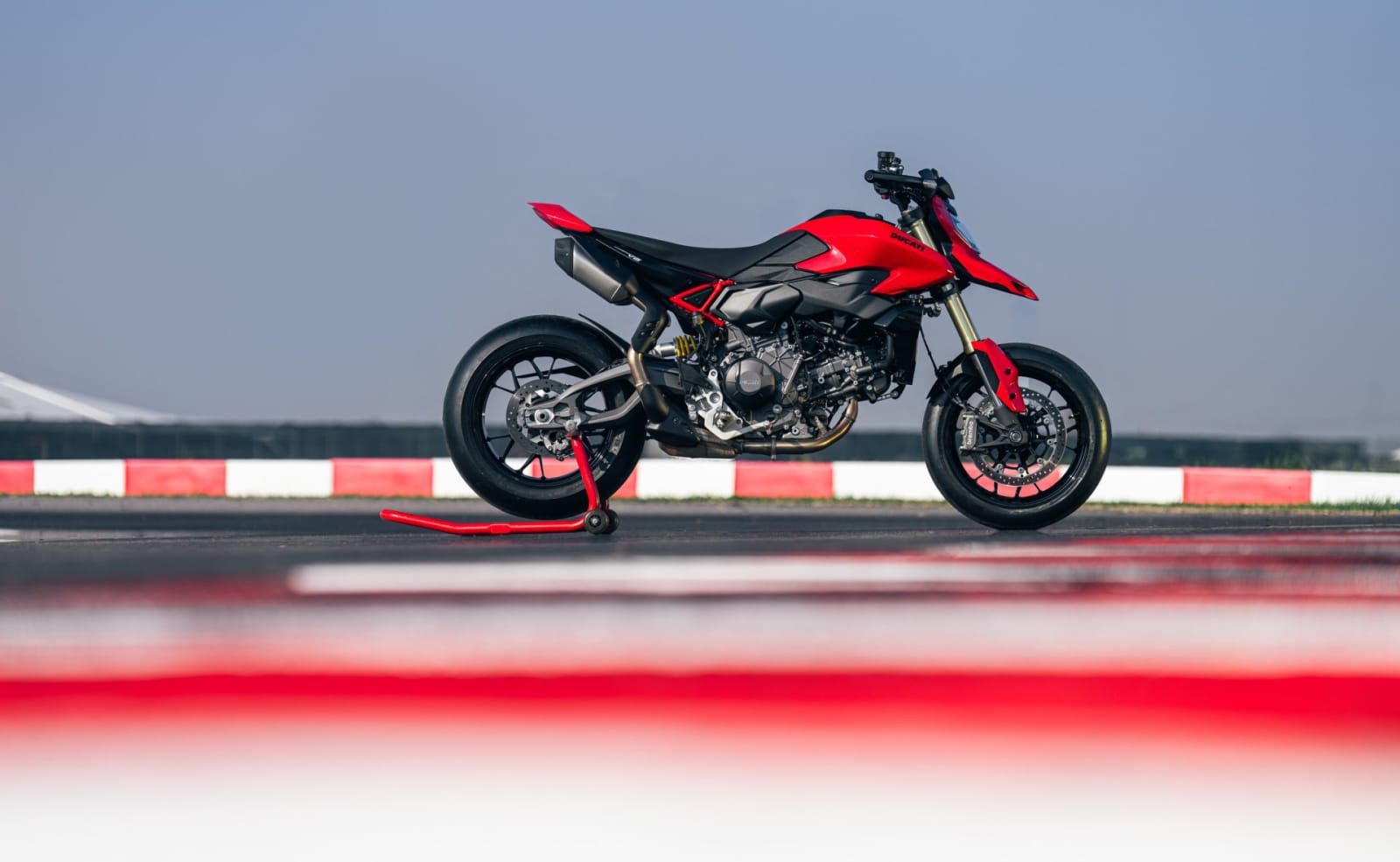 Ducati Hypermotard V2 galeriipilt 4