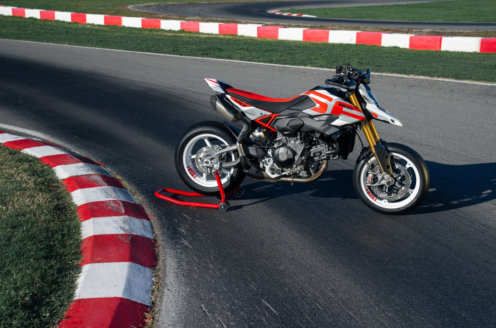 Ducati Hypermotard V2 SP galeriipilt 2