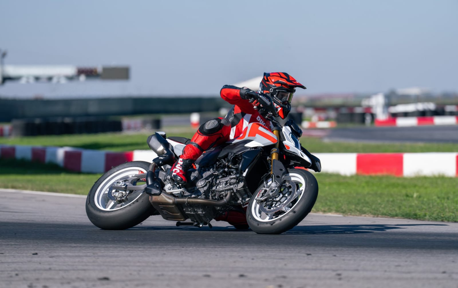 Ducati Hypermotard V2 SP galeriipilt 5