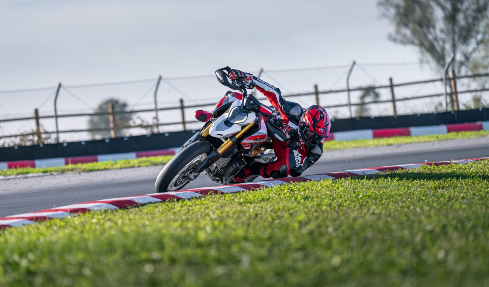 Ducati Hypermotard V2 SP galeriipilt 6