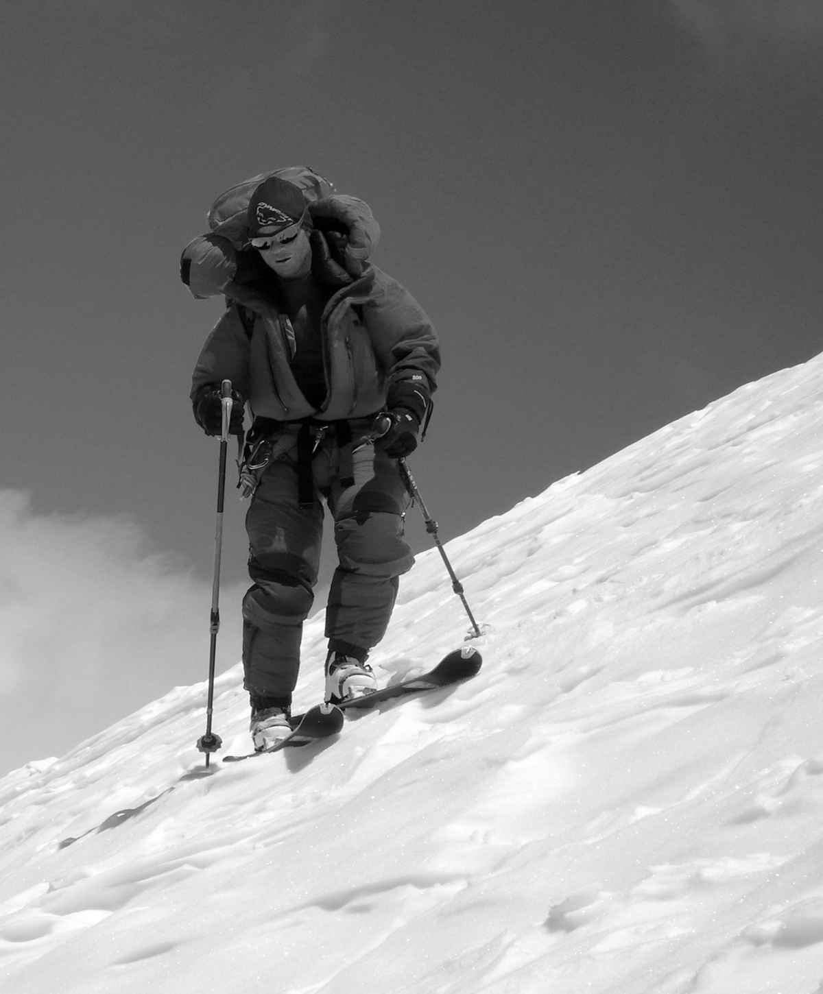 Luis Stitzinger en pleine descente à ski depuis le sommet du Broad Peak (8 000 m). Crédits :