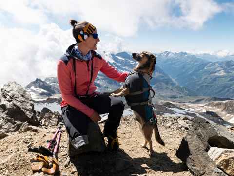 Jaqueline mit ihrem Hund Loui.