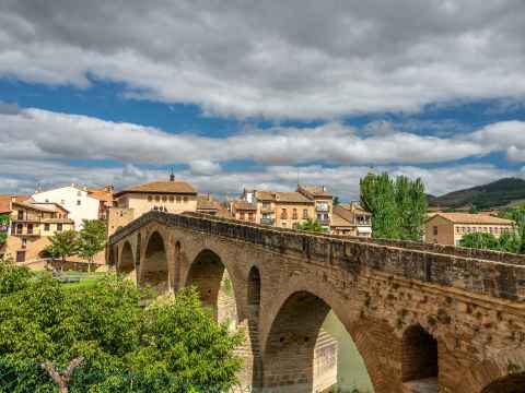 puente la reina steinbrücke jakobsweg navarra spanien baskenland arga pilger pilgerweg mittelalter templerkloster iglesia del crucifijo kruzifix-kirche santiago-kirche wappengeschmückte adelshäuser bürgerhäuser