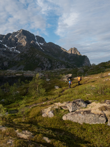 Wanderszene auf den Festvagtinden bei Henningsvaer, Lofoten, Norwegen.