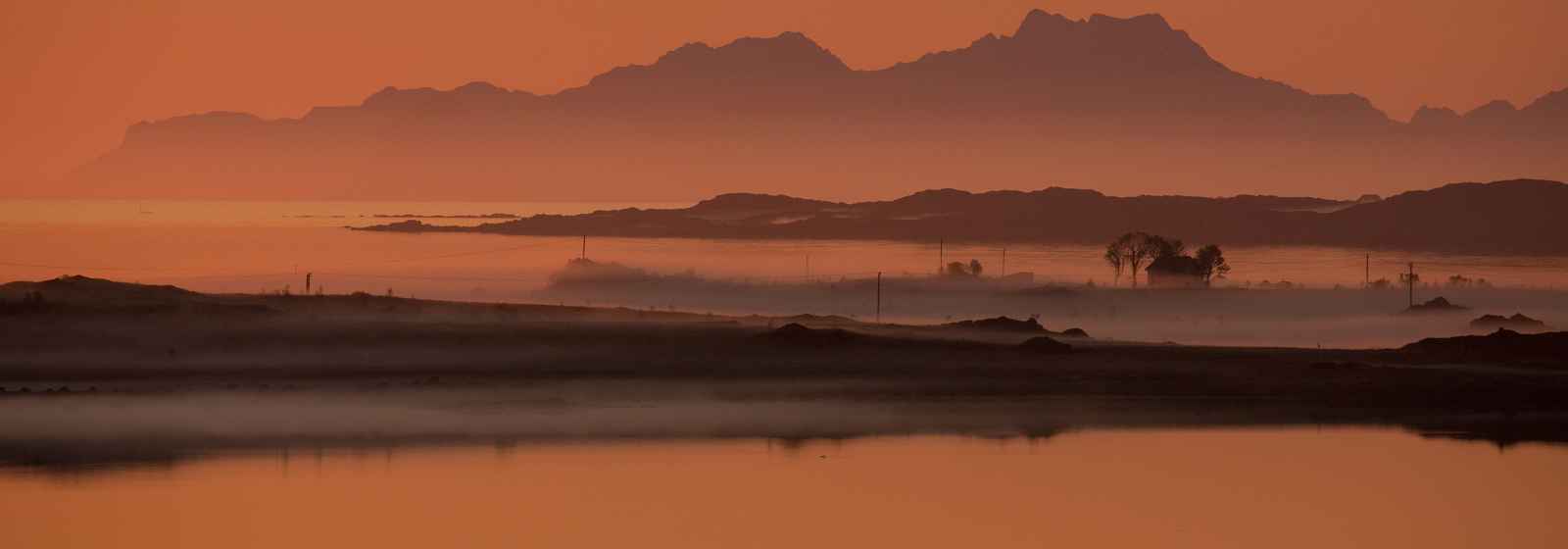 Landschaft am Limstrandpollen in Licht der Mitternachtssonne, Lofoten, Norwegen.