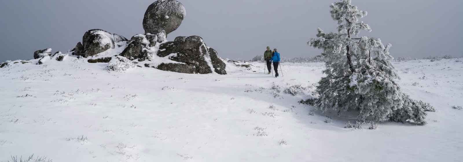 Winterwanderung am Torre, Serra de Estrella, Portugal.