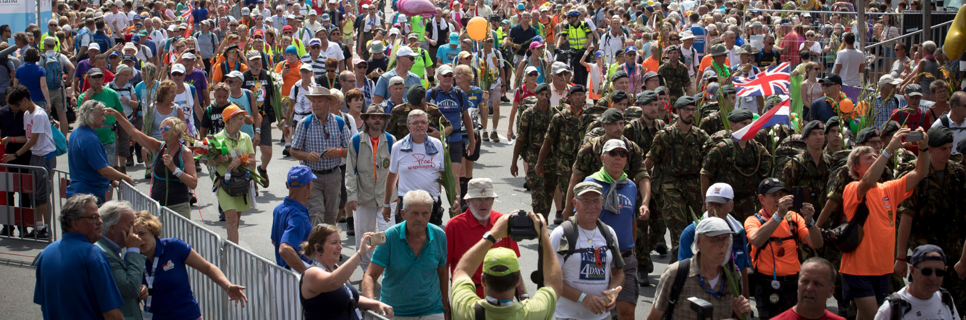 Nijmegen 20-07-2018. vrijdag is de laatste dag van de Vierdaagse. Deelnemers lopen over de Via Gladiola de stad binnen. FOTO: GER LOEFFEN