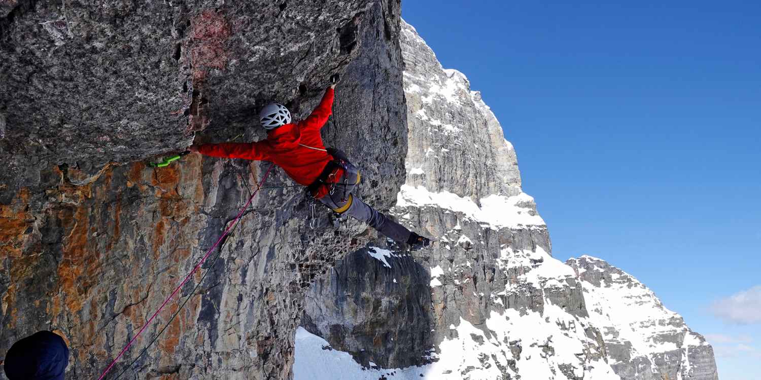 Anspruchsvolle Untergründe, wechselnde Wetterbedingungen, herausfordernde Strecken - der ALPINE EXPERT II  GTX ist mit allem bestens vertraut. Ein Hochtouren-Schuh, der es liebt, wenn er in Aktion ist. Der hochgezogene Schaft und die Carbon-Brandsohle mit der integrierten Dämpfung sorgen für besten Komfort. Und sobald es durch nasse und eisige Regionen geht, ist auf das wasserdichte GORE-TEX-Futter mit PrimaLoft®-400-Isolierung Verlass.