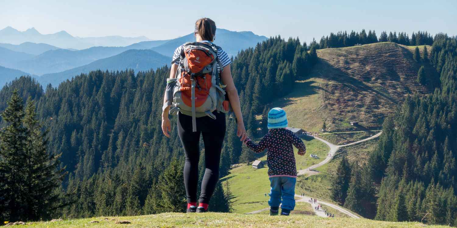 In puncto Passform und Tragekomfort sollten Eltern bei Kinderschuhen keinerlei Kompromisse eingehen. Genau deshalb hat Dr. Micha Bahr, Facharzt für Kinderchirurgie und Manuelle Medizin, gemeinsam mit LOWA das kindgerechte Schuhmodell CADIN GTX MID JUNIOR mitgestaltet. Das Ergebnis ist ein halbhoher Multifunktionsschuh, der an die spezifische Anatomie kleiner Füße angepasst wurde. Ein von oben bis unten durchdachtes Gesamtkonzept, das den Aufbau der noch jungen Muskulatur und das Wachstum der kleinen Knochen mit im Blick hat.