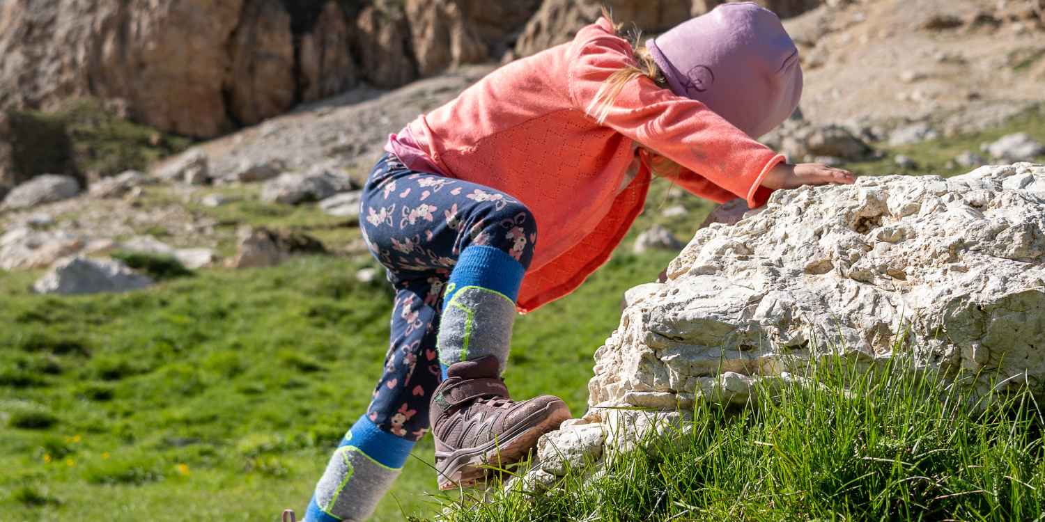 Für alle, bei denen es immer besonders fix gehen muss, ist der MADDOX GTX MID JUNIOR der Schuh der Wahl. Der Outdoor-Schuh mit stabilem Schaft und leichter Konstruktion punktet neben knalligen Farben vor allem mit seiner Kombination aus Elastiksenkeln und Klettverschluss, die den Ein- und Ausstieg in den Schuh zum wahren Kinderspiel machen. Die solide Schaft- und Sohlenkonstruktion unterstützt junge Füße beim Toben in unterschiedlichstem Gelände und das GORE-TEX-Futter sorgt währenddessen für besten Tragekomfort.