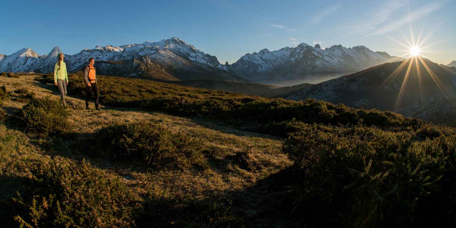 Il nuovo modello da trekking LAVENA EVO GTX Ws riesce a connettere in modo straordinario due domini del mondo outdoor senza comportare rinunce a livello di comfort. La combinazione perfetta per i fan dei tour in montagna di più giorni, che si prefiggono mete ambiziose pur preferendo mantenersi flessibili. Grazie alla suola Vibram parzialmente ramponabile e alla fodera interna impermeabile in GORE-TEX, questa scarpa ha i requisiti fondamentali per raggiungere gli obiettivi più ambiziosi. Al comfort generale della calzatura contribuisce una forma particolarmente adatta all’anatomia femminile.