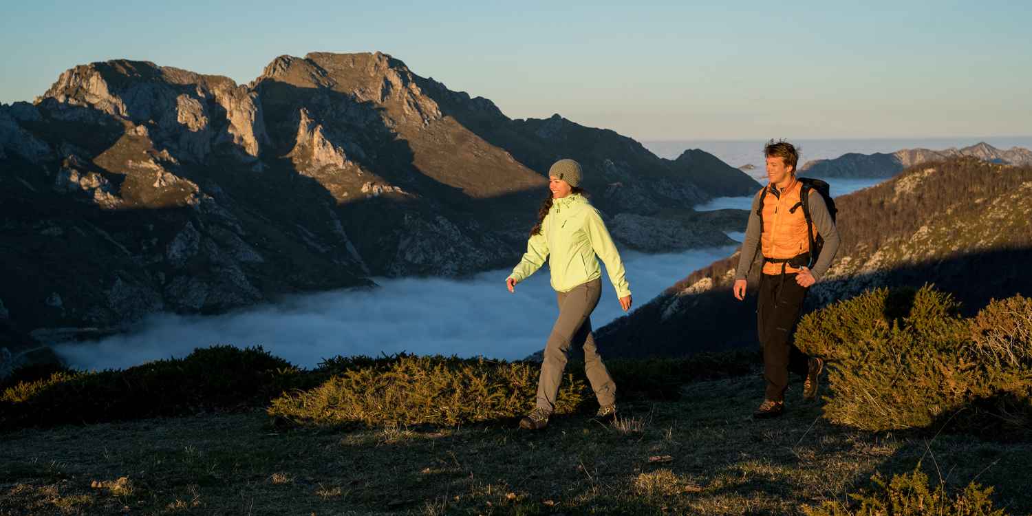 Das neue Trekking-Modell LAVENA EVO GTX Ws verbindet auf beeindruckende Weise gleich zwei Outdoorwelten miteinander, ohne dass Kompromisse beim Tragekomfort eingegangen werden müssen. Die perfekte Kombination für Fans mehrtägiger Bergtouren, die jederzeit flexibel bleiben und auch ambitionierte Ziele ins Visier nehmen wollen. Ausgestattet mit einer steigeisenfesten Vibram-Sohle und dem wasserdichten GORE-TEX-Innenfutter verfügt er über die wichtigsten Grundvoraussetzungen für das Erreichen ambitionierter Ziele. Ein speziell an die weibliche Ergonomie angepasster Leisten rundet das Komfort-Paket ab.