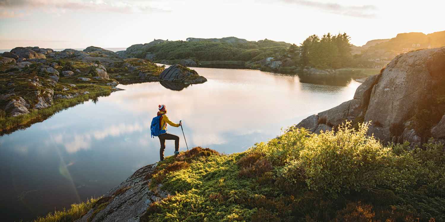 Om van vele afzonderlijke etappes uiteindelijk één geheel avontuur te maken, is een uitrusting nodig die op alle fronten perfect is - zonder compromissen. Daar horen comfortabele en vooral lichte schoenen bij, zoals de nieuwe TREK EVO GTX MID Ws. Deze sportieve trekkingschoen met Vibram-buitenzool verlegt moeiteloos de grenzen van het mogelijke en kan zelfs in veeleisend terrein overtuigen dankzij een veelvoud aan functionele details - of het nu gaat om de lichte maar toch robuuste schacht van textiel, de waterdichte GORE-TEX-voering, de tussenzool van LOWA Dyna PU®, innovatieve vetersluiting met twee zones of de teen- en hielbescherming van robuust PU-folie.