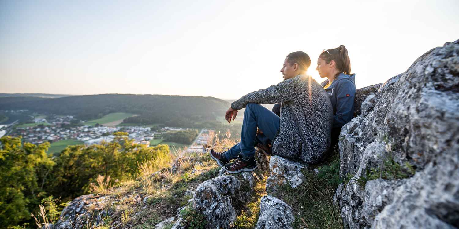 Mit dem luftig leichten und wasserdichten Multifunktionsschuh MADDOX GTX LO fühlt sich Mann in jedem Terrain wohl - sei es im Outdoor-Urlaub oder der Freizeit. Mit der praktischen Speed-Lace-Technologie kann der Sportschuh schnell und einfach an die individuellen Bedürfnisse angepasst werden, während die GORE-TEX-Membran für konstant trockene Füße sorgt.