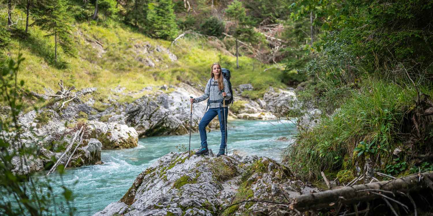 Wer einen verlässlichen Begleiter für die nächste Trekking-Tour sucht, der auch noch richtig viel Ausdauer hat, sollte sich den BADIA GTX Ws näher ansehen. LOWA hat diesen Bergschuh extra auf die Anatomie von Frauenfüßen abgestimmt und wichtige Details dazugepackt: Mit dabei ist eine GORE-TEX-Membran für selbst widrige Wetterbedingungen, eine Zweizonenschnürung und hochwertige ROLLER EYELETS für eine leichte Schnürung. Darüber hinaus sorgt die VIBRAM-TRAC-LITE-II-Sohle für ordentlich Performance auf unterschiedlichsten Untergründen.