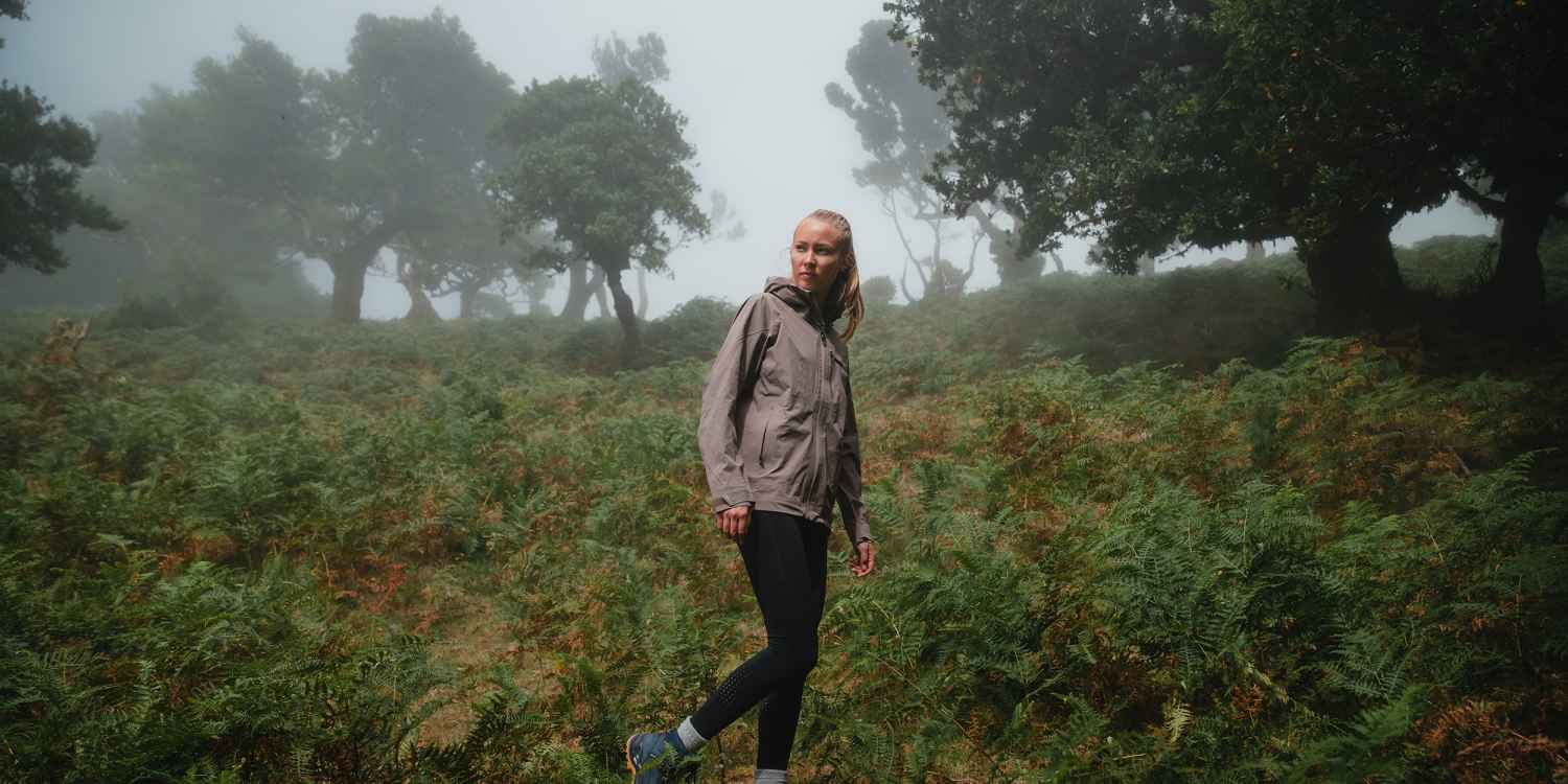 Mutter Natur laufend zu entdecken, zählt längst nicht mehr nur zur großen Leidenschaft erfahrener Wandersportler. Vielmehr hat sich das Bergwandern längst als eine der beliebtesten Trendsportarten etabliert. Kein Wunder, wirft man einen Blick auf das frische Design sportlicher Modelle wie den neuen RANDIR GTX MID Ws - einer modernen Neuinterpretation klassischer Trekkingschuhe, die mit der gedämpften Zwischensohle aus LOWA® DYNAPU®+ und einem spoilerartig gestalteten Kragen auch bei der jüngeren Generation so richtig gut ankommt.