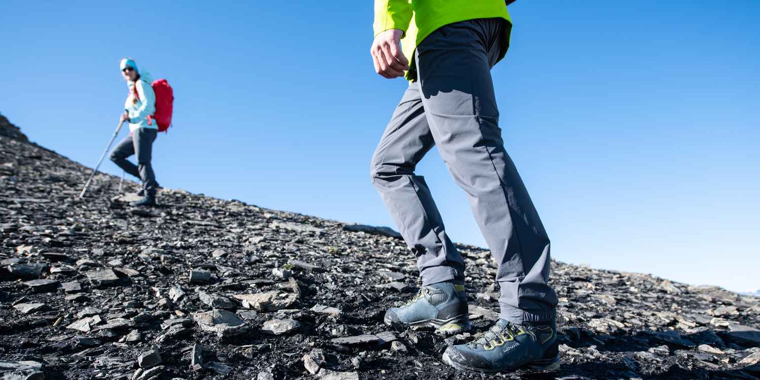 C’est le secret d’une ascension tout confort : le modèle MAURIA EVO GTX Ws a fait ses preuves sur les itinéraires les plus exigeants. Spécialement conçue pour les femmes, cette chaussure de montagne en nubuck de haute qualité ne craint pas les difficultés. Elle est équipée d’un bord de tige prévu pour assurer un maximum de confort, et épouse parfaitement l’anatomie des pieds féminins. La semelle Bi-Density comprend un insert souple au niveau du talon et de l’avant-pied pour mieux amortir les chocs, tandis que le reste de la semelle garantit un maximum de stabilité. Enfin, pour résister au vent et aux intempéries, LOWA a équipé ce modèle d’une doublure intérieure GORE-TEX.