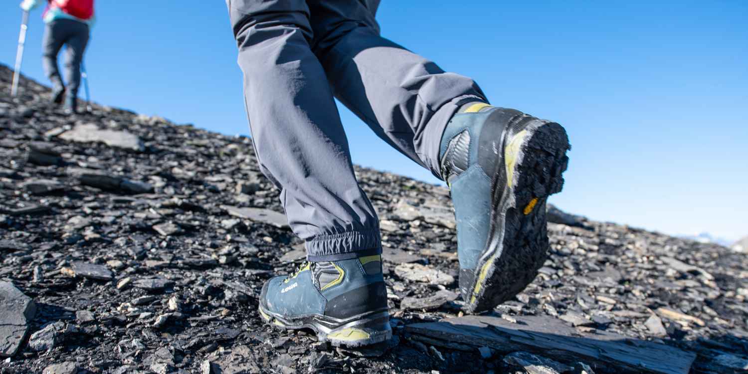 Auf den Berg gehen - aber bitte komfortabel! Mit dem MAURIA EVO GTX Ws geht das auf Schritt und Tritt selbst bei anspruchsvollen Touren wunderbar. Der speziell für Frauen entwickelte Bergschuh aus bestem Nubukleder macht so einiges mit. Perfekt dabei: der spezielle Schaftabschluss sorgt für besten Komfort und ist perfekt abgestimmt auf die weibliche Anatomie. So sorgt die Bi-Density-Sohle durch einen weicheren Teileinsatz im Fersen- und Vorfußbereich für ein gewisses Plus an Dämpfung, während der restliche Sohlenbereich dank des härteren Einsatzes für die nötige Stabilität sorgt. Damit Wind und Wetter machen können, was sie wollen, hat LOWA darüber hinaus ein GORE-TEX-Innenfutter verarbeitet.