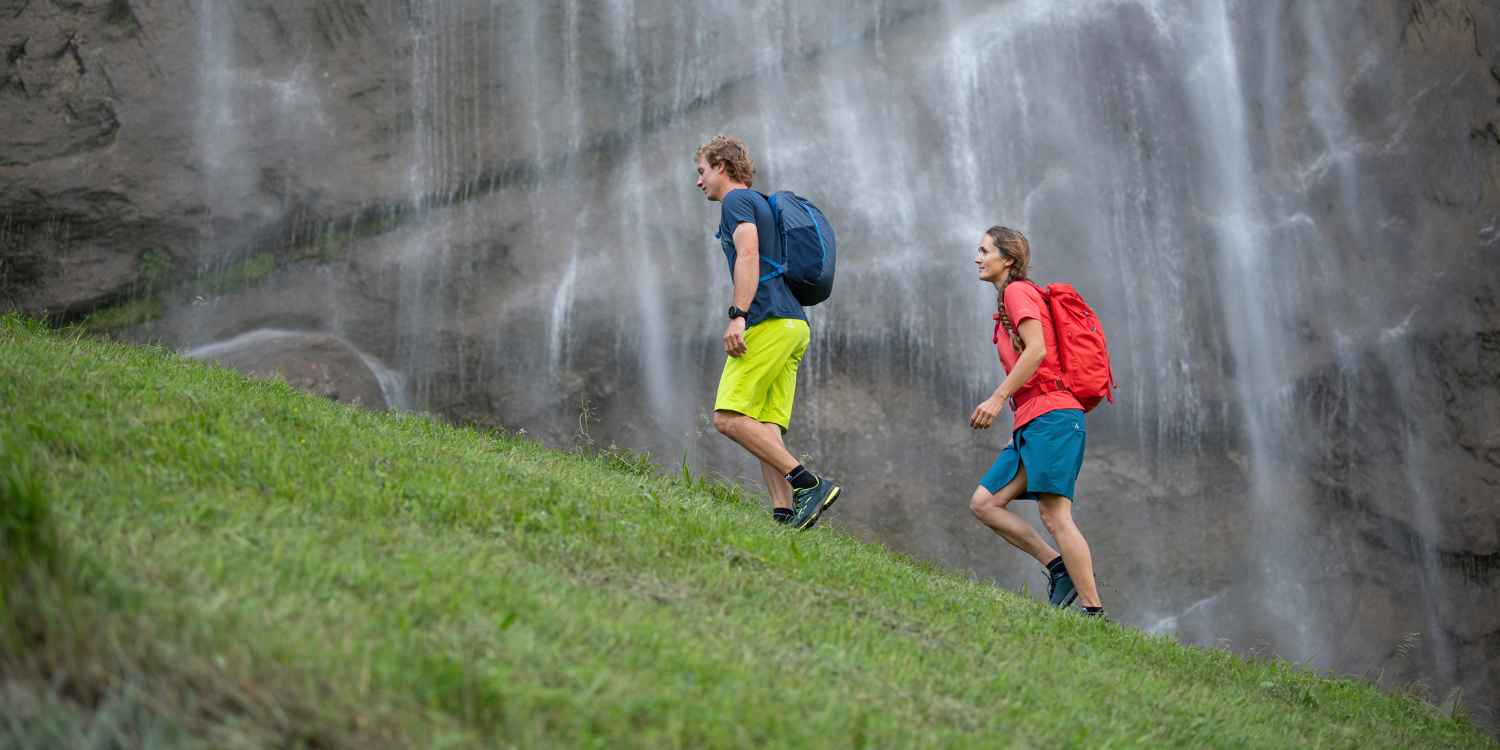 DELAGO GTX LO est une chaussure basse légère, fonctionnelle et surtout ressemelable, qui révèle clairement tout son potentiel en montagne. Avec son look sportif de chaussure d’approche, son bout en caoutchouc sur l’avant-pied, ses boucles de laçage mobiles pour un ajustement précis de la chaussure et sa semelle de marche Vibram complétée par une semelle intermédiaire en LOWA DynaPU®+, ce modèle saura séduire tous les sportifs passionnés de montagne.