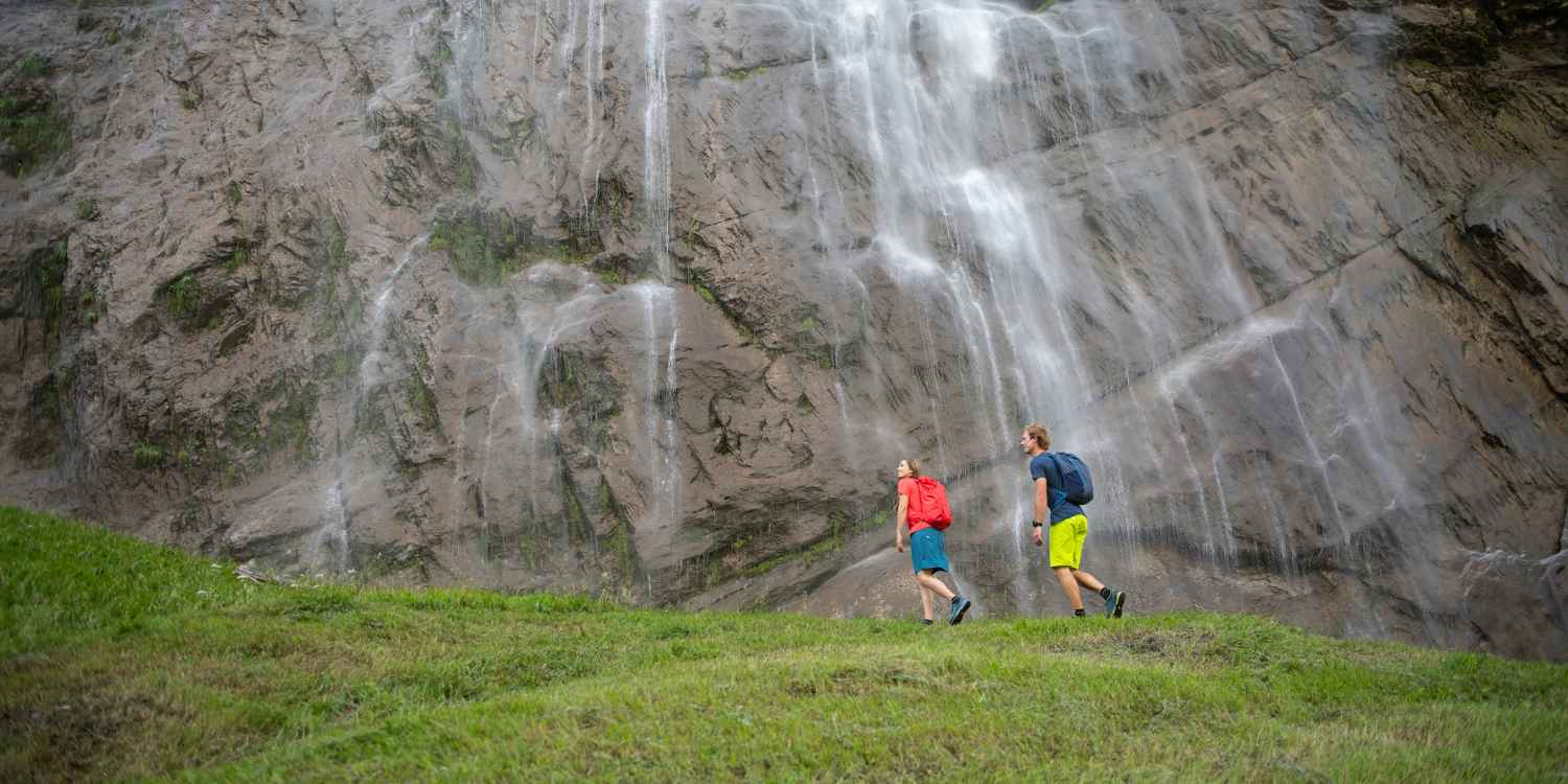 DELAGO GTX LO Ws est une chaussure basse légère, fonctionnelle et surtout ressemelable, qui révèle clairement tout son potentiel en montagne. Avec son look sportif de chaussure d’approche, son bout en caoutchouc sur l’avant-pied, ses boucles de laçage mobiles pour un ajustement précis de la chaussure et sa semelle de marche Vibram complétée par une semelle intermédiaire en LOWA DynaPU®+, ce modèle saura séduire toutes les sportives passionnées de montagne.