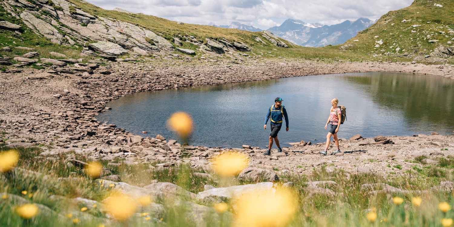 Come si potrebbe descrivere l’equilibrio perfetto tra una calzatura flessibile e multifunzionale e una calzatura da trekking stabile? Semplice: Basta ispirarsi alle nuove scarpe basse CAREZZA GTX LO, dinamiche e sportive, sia fuori che dentro. Anche l’intersuola ammortizzante composta da LOWA DynaPU®+ e l’ottimo profilo della suola Vibram offrono la massima dinamicità in quasi tutti i tipi di terreno. Il punto forte è rappresentato dal tessuto Jacquard, appositamente intrecciato, e dalla membrana in GORE-TEX, impermeabile e traspirante, che creano e mantengono un microclima piacevole e consentono una calzata perfettamente confortevole.