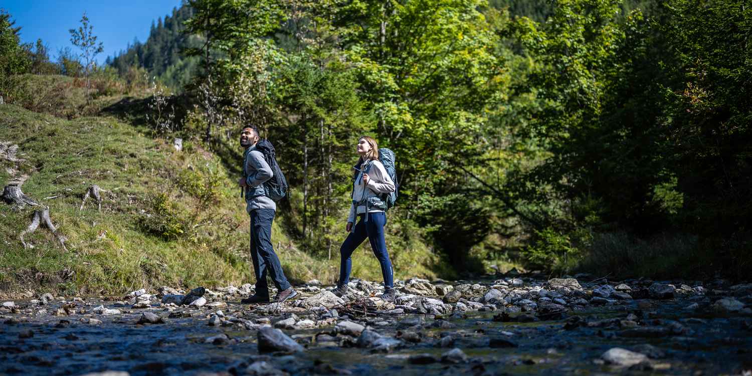 Idéal pour les treks de plusieurs jours en montagne, le modèle TREKKER de LOWA est une référence absolue sur le marché. La chaussure de légende a été réinterprétée dans un nouveau modèle baptisé TREKKER LL. Celui-ci est revêtu d’un nubuck élégant et robuste et doté d’une doublure intérieure en cuir souple ultra-confortable ainsi que d’une semelle APPTRAIL DIVO Vibram.